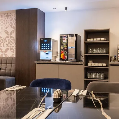 Alavits By St Hotel